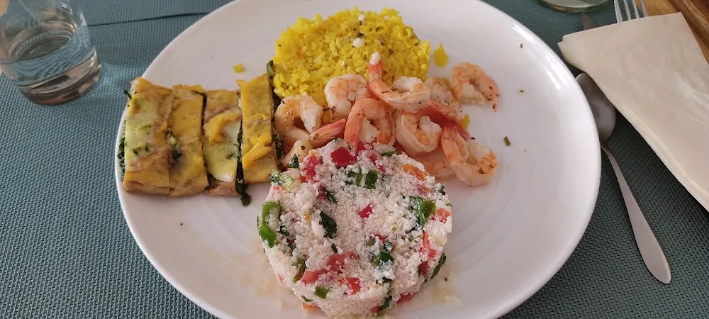 Taboulet de Chou-fleur Omelette de Laitue Crevette À l'Ail Et Riz Épicé